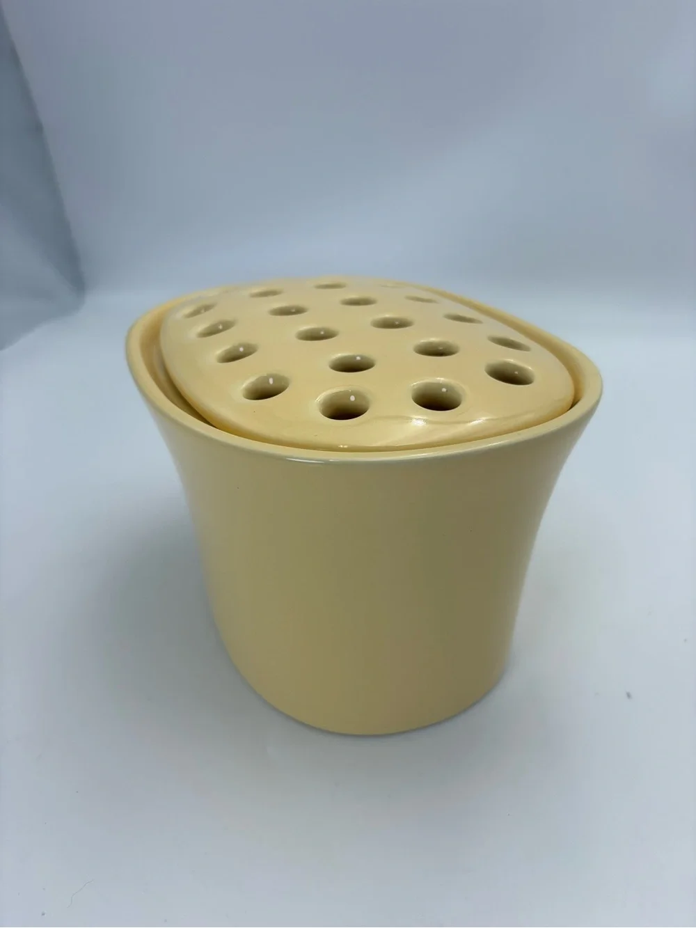 Vintage Southern Living At Home Butter Yellow Glazed Ceramic Vase w/Floral Frog